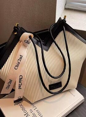 2026大容量托特包通勤高级感复古大号百搭单肩包休闲心形腋下包女