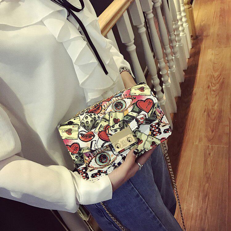 新款时尚印花小方包涂鸦女包韩版百搭风范链条小包锁扣斜跨单肩包