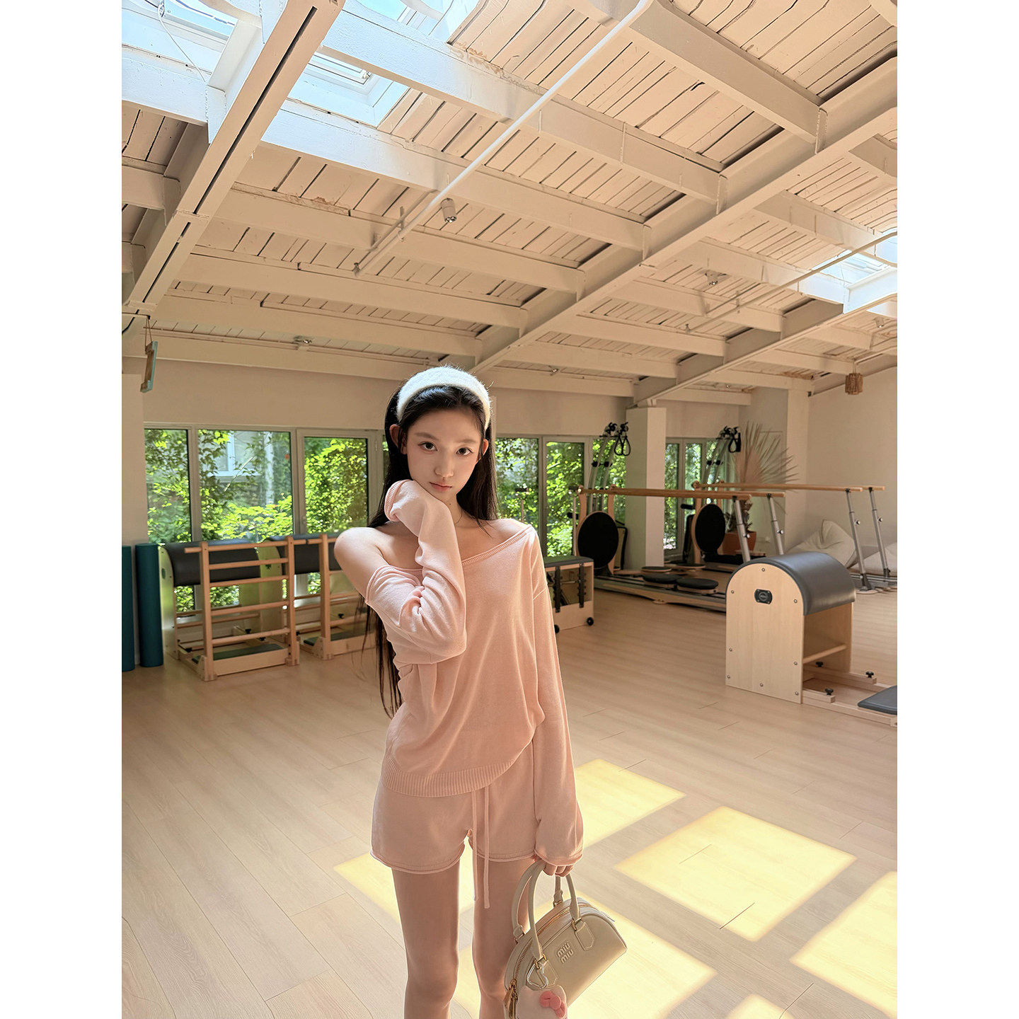 若语定制 少女松弛线 斜肩宽松针织上衣打底衫短裤两件套纯欲名媛图片