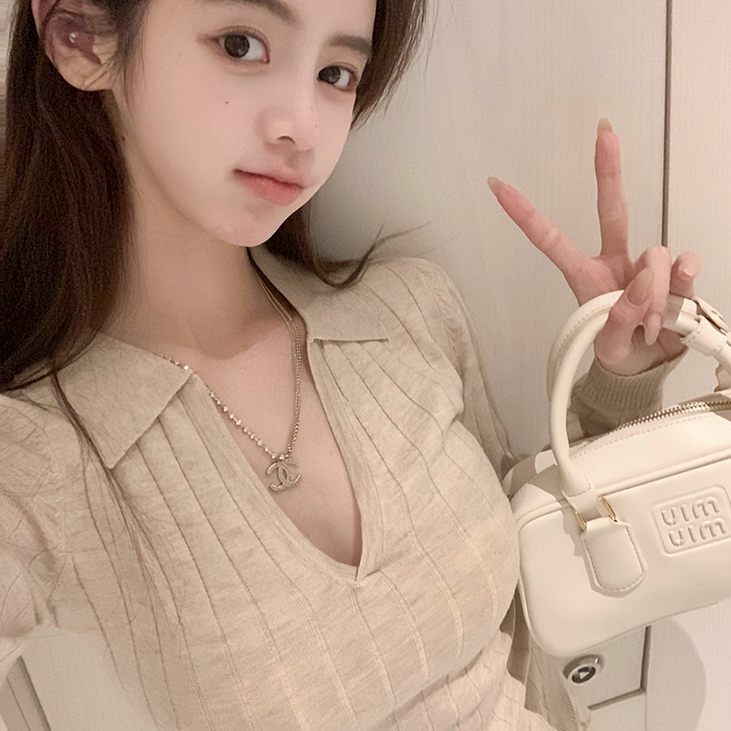 清冷感美女翻领V领针织修身上衣