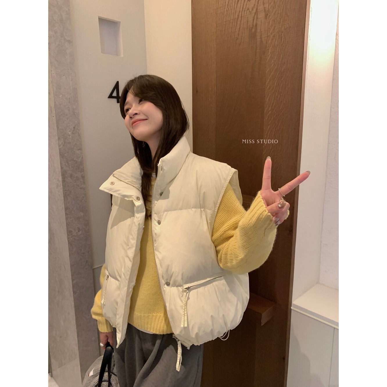 MISS STUDIO 2025新款韩系通勤简约超百搭暖和羽绒马甲女装K5638