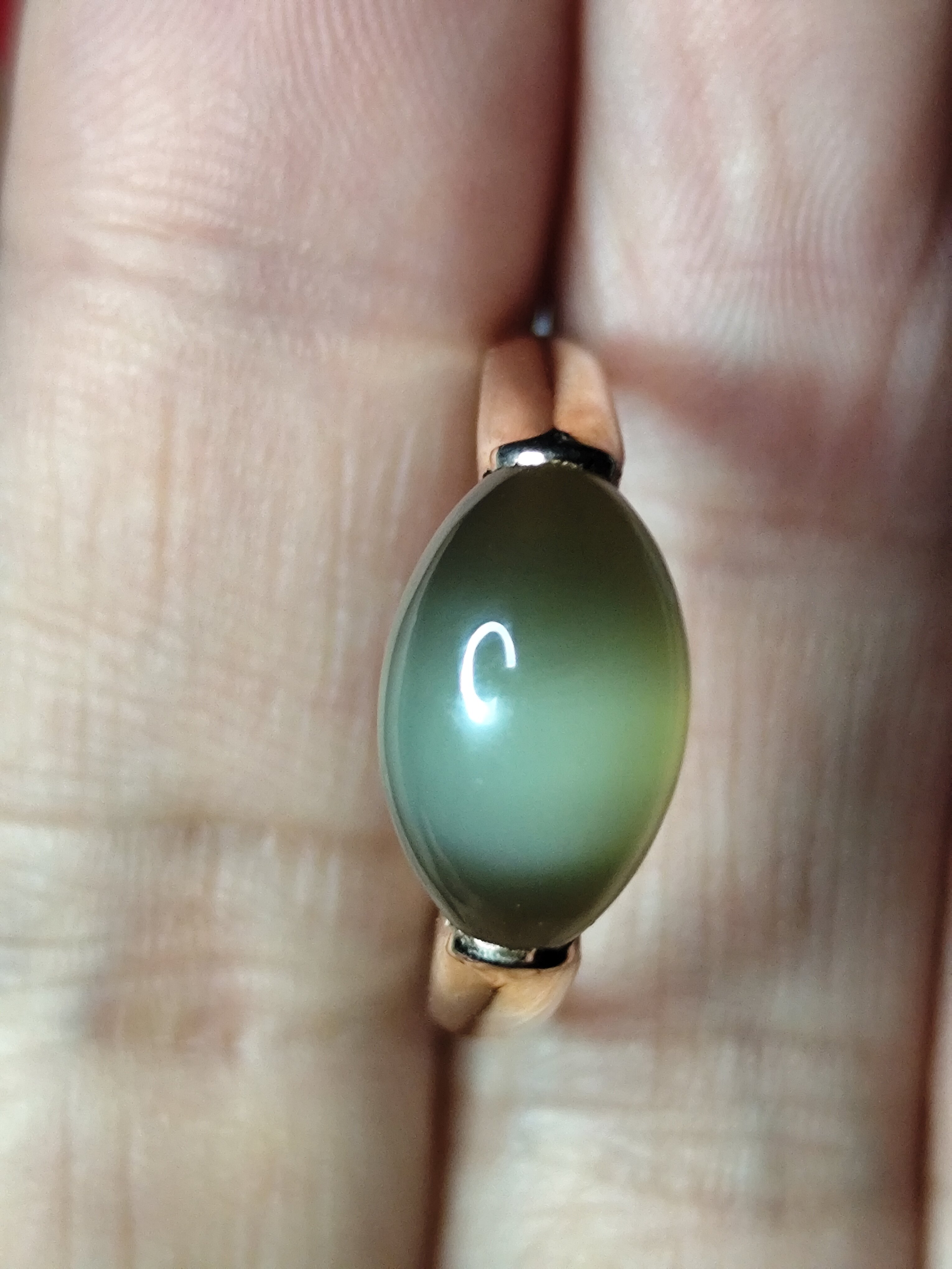 和田玉碧玉籽料猫眼18k金戒指 灵动 干净 冰种 圆润 无暇