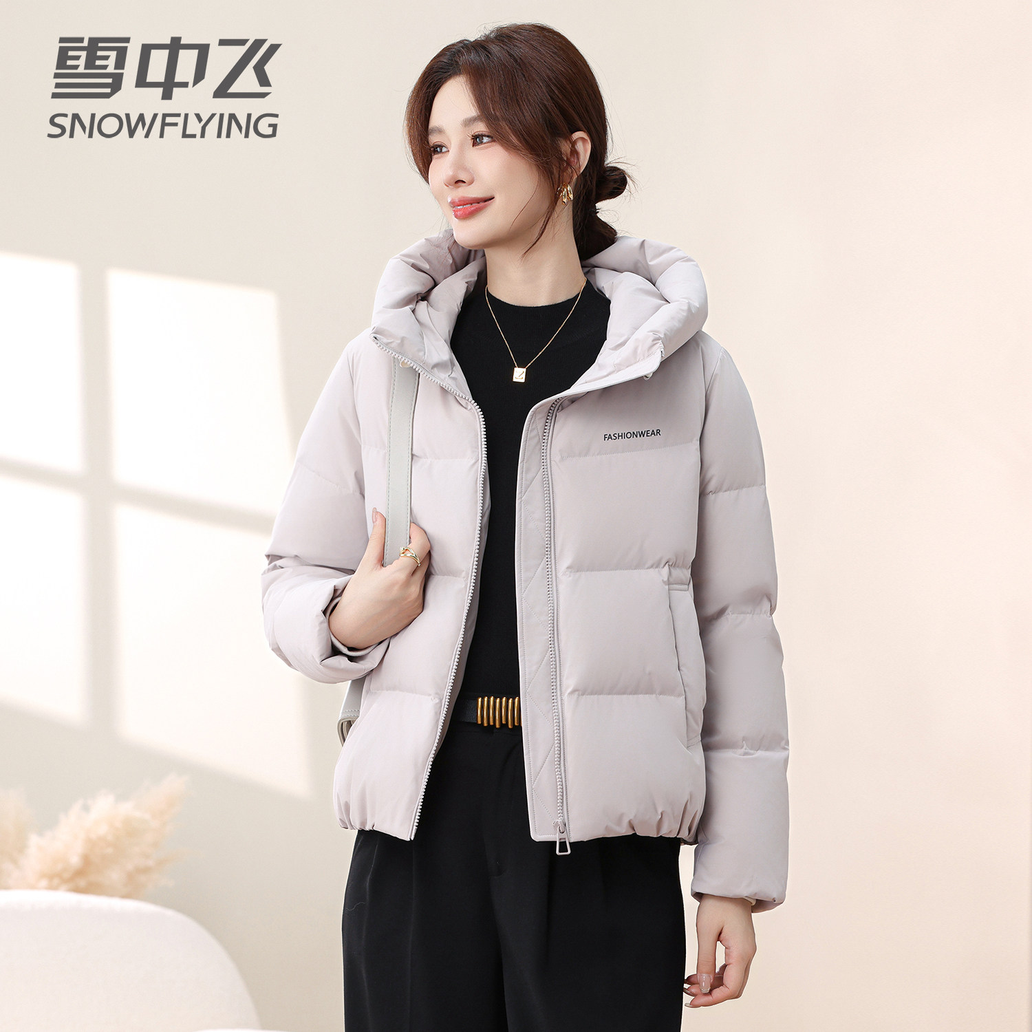 雪中飞羽绒服女2026新款连帽时尚妈妈冬季宽松外套加厚防寒服保暖