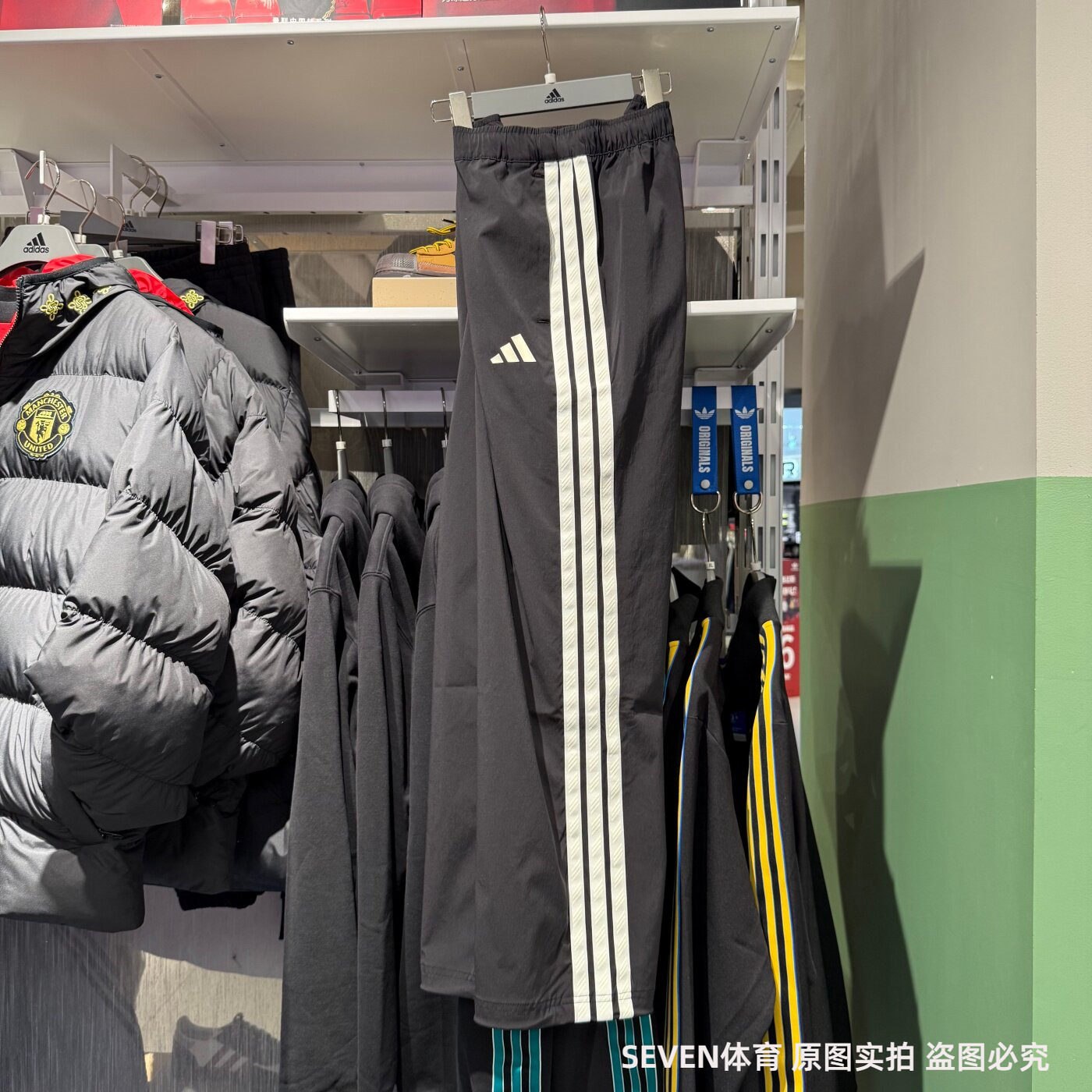 Adidas阿迪达斯男子26春新款三条杠梭织防风可抽绳收口长裤KR2531