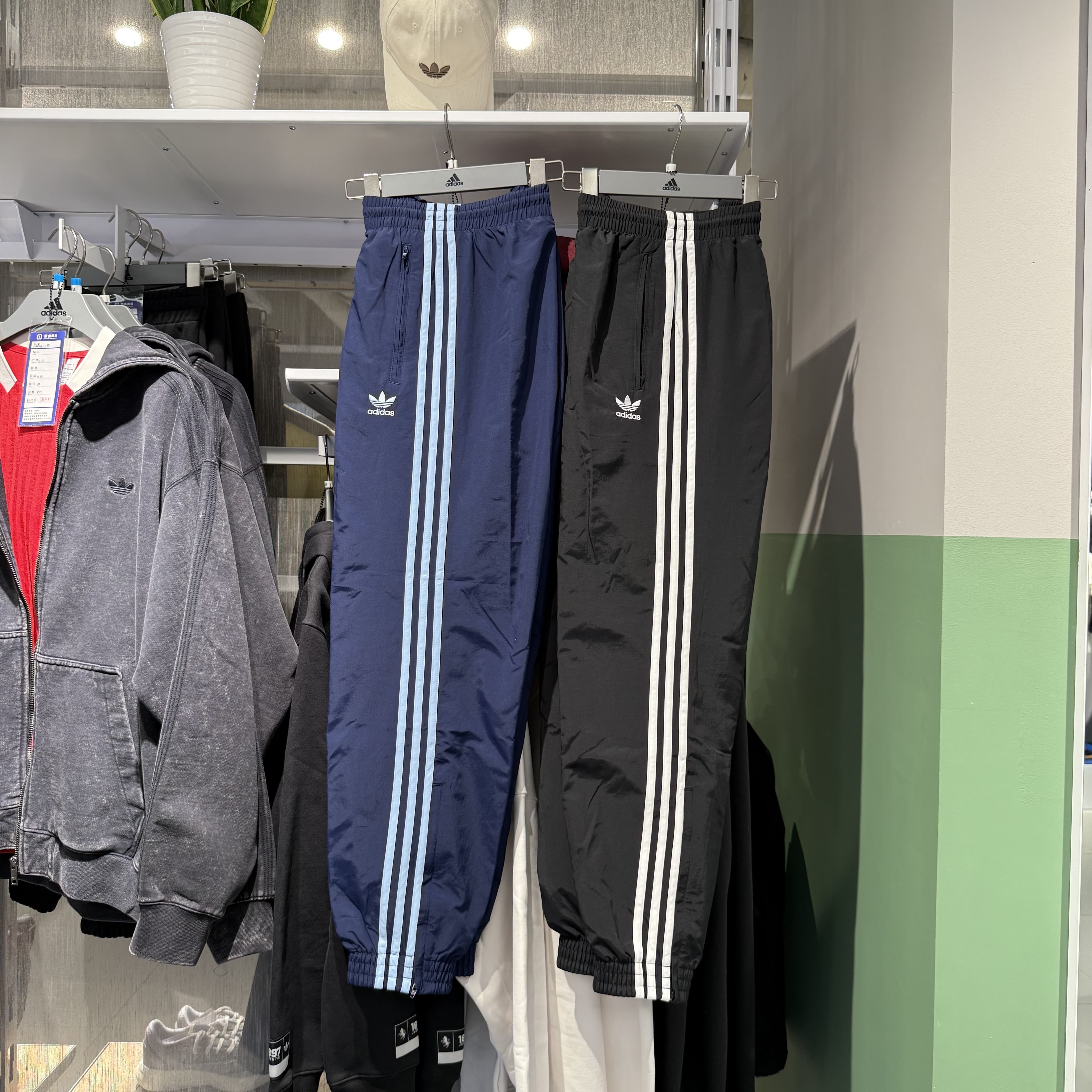 Adidas阿迪达斯三叶草男25春新款宽松休闲运动梭织束脚长裤KB2465