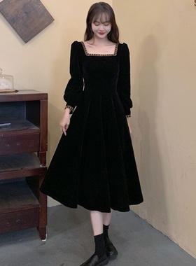 方领法式金边丝绒连衣裙女秋冬新款复古赫本风内搭黑色晚礼服