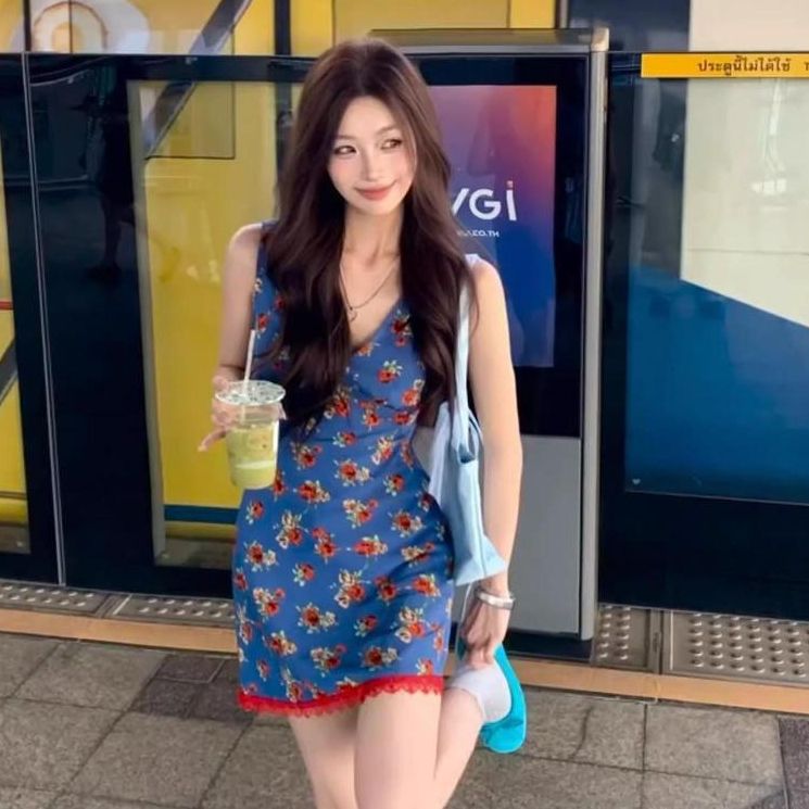玖玖【花瑶印花】2025夏季新款法式纯欲蓝色v领碎花吊带裙连衣短