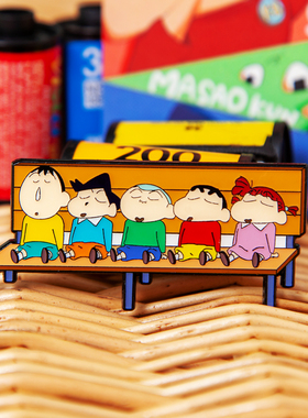 Fanaticpins原创联名设计师屁桃.蜡笔小新排排坐动漫金属徽章胸针