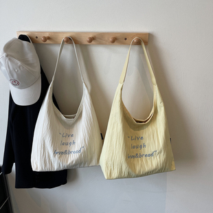 韩系慵懒风褶皱布包女2025新款大容量松弛感单肩包休闲通勤托特包