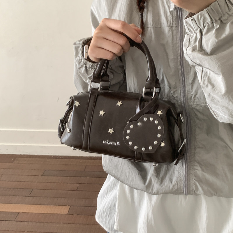 星星铆钉波士顿包女2026新款百搭手提斜挎包设计感枕头包保龄球包