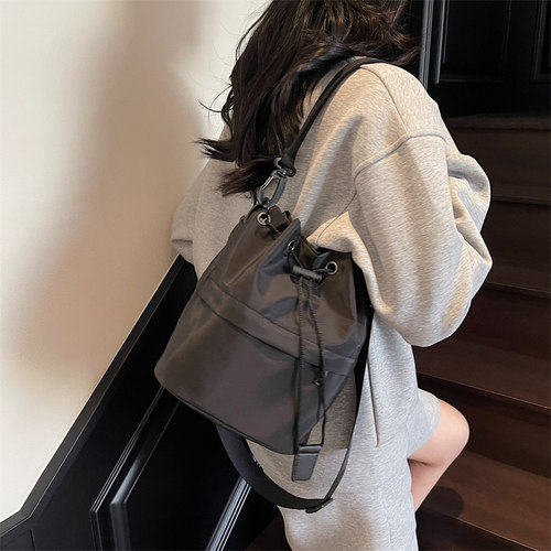 多口袋斜挎包轻便休闲布包通勤包