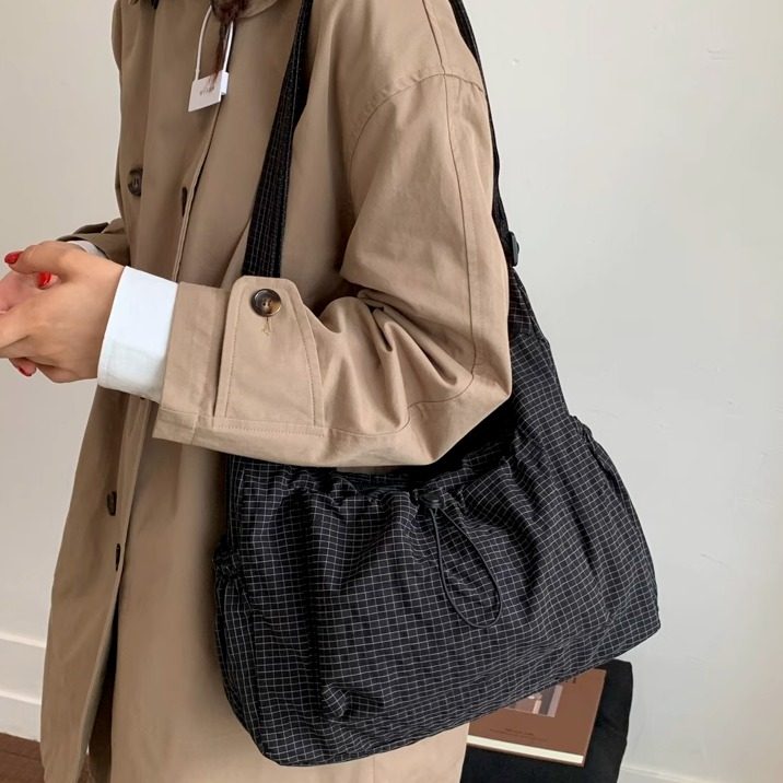 简约格子托特包女2025秋新款大容量通勤单肩包抽绳褶皱轻便斜挎包