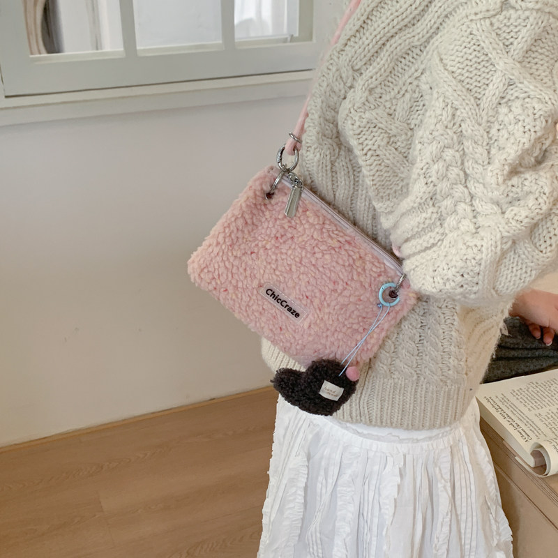 甜美羊羔毛小包女205秋冬新款百搭斜挎包毛绒包包多层轻便单肩包