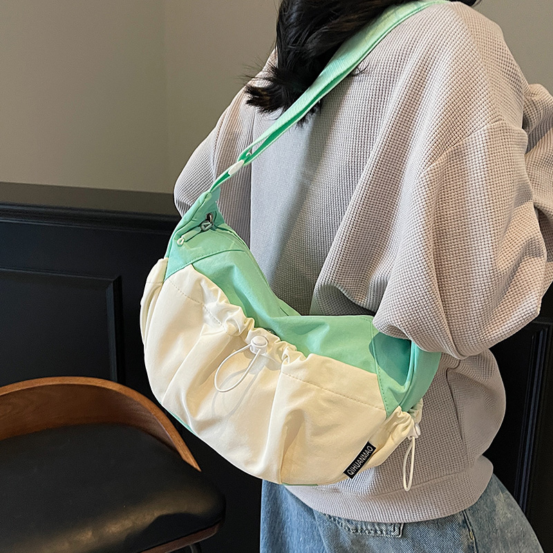 松弛感小众云朵包包女2025新款潮撞色简约尼龙布包轻便单肩斜挎包