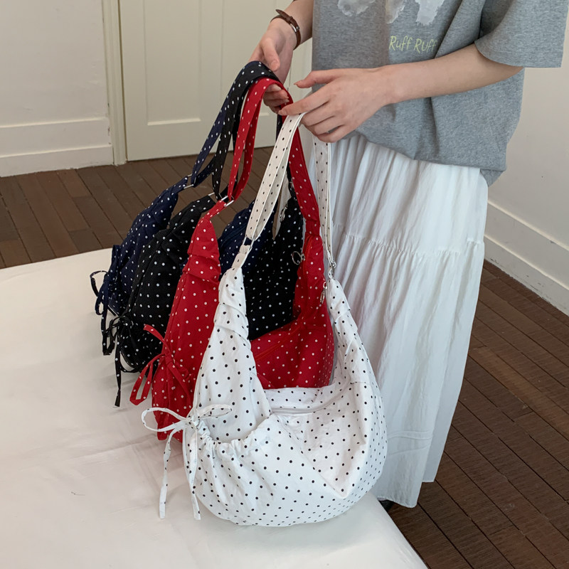 韩版慵懒风褶皱包包女2026新款潮小清新波点斜挎包抽绳单肩牛角包