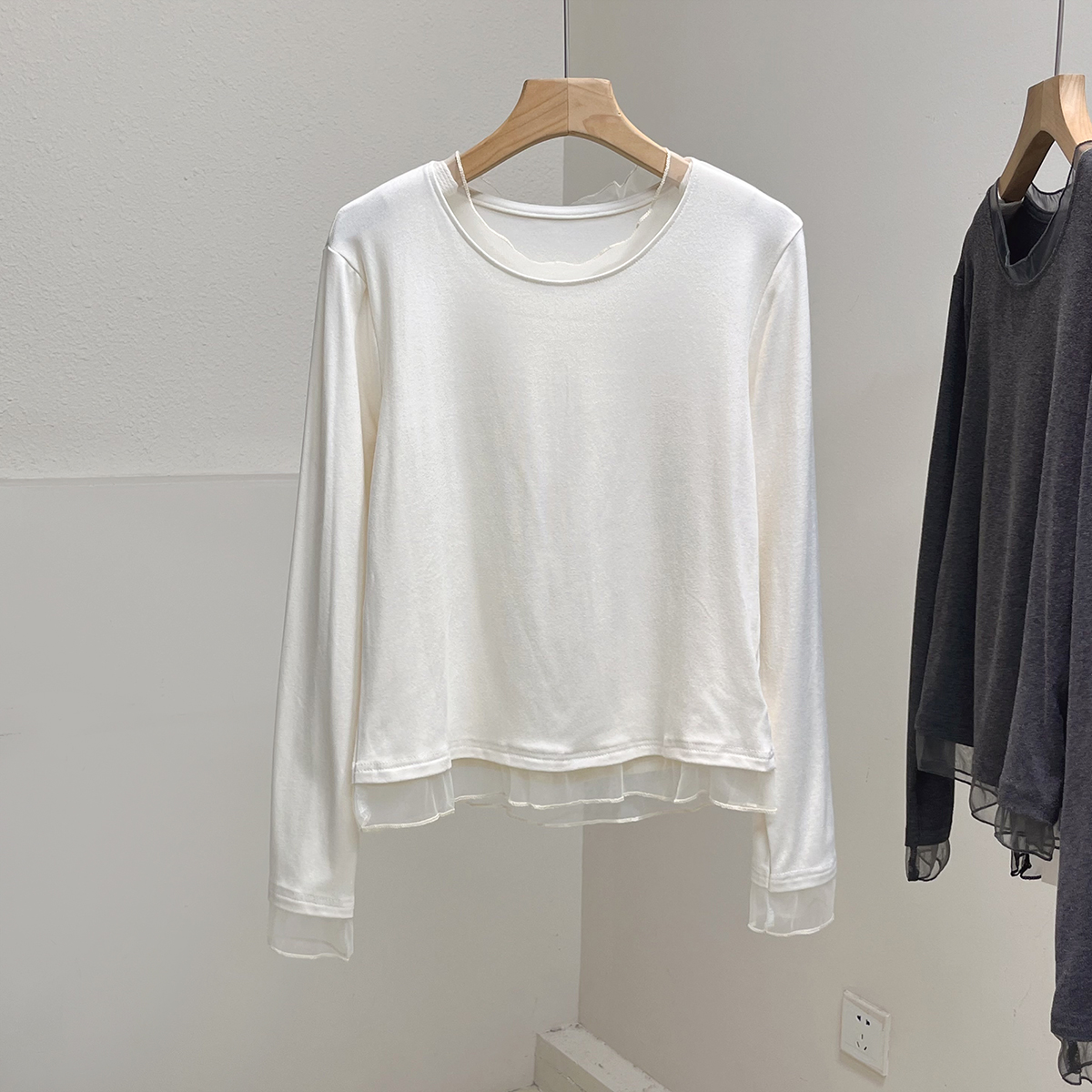 韩版蕾丝花边拼接长袖T恤女秋季新款修身显瘦圆领正肩打底衫上衣