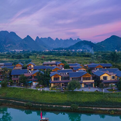 酒店位于三千漓山水人文度假区景区内，山水如画 步行可轻松达到兴坪古镇码头，乘船游览漓江美景 1-2晚可选；享双人营养早餐；动车站免费接送服务； 周末、端午、中秋不加价，先预约先得，不约可退，过期自动退；