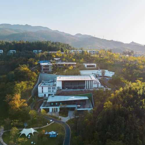 位于&ldquo;中国气候宜居城市&rdquo;之一的建德寿昌，位置三面云山，一面临江； 毗邻杭州市中心和千岛湖风景区，邻近大慈岩、新叶古村、灵栖洞等景区； 以&ldquo;航空元素&rdquo;为主题，总建筑面积约26000m&sup2;，由48栋独栋别墅组成； 1-2晚多房型可选，次日元气早餐，不约可退，过期自动退