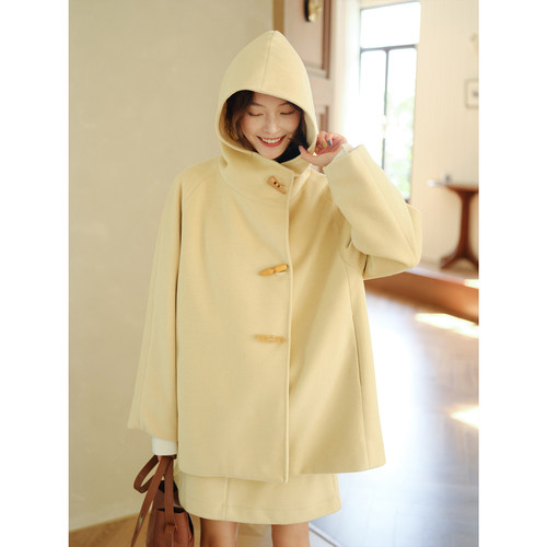 麦田淡黄色短款毛呢戴帽短外套