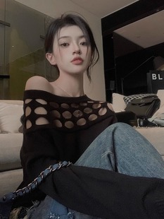 设计感宽松显瘦早秋穿搭镂空露肩上衣 新款 一字肩黑色针织衫 女秋季