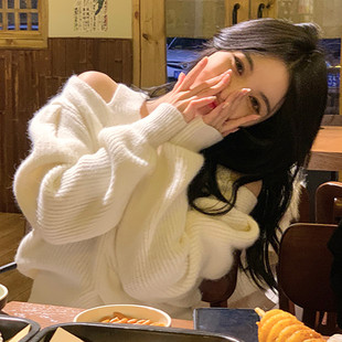 宽松慵懒风白色针织衫露肩毛衣纯欲秋装新款女装短款上衣大码早秋