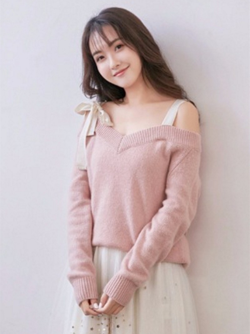 长袖针织打底衫秋季性感露肩毛衣女心机吊带露肩一字领上衣v领早