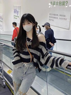 小众百搭短款破洞毛衣女慵懒风春秋装露肩长袖宽松针织条纹上衣薄