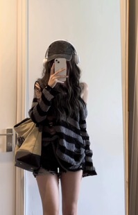 早秋穿搭破洞镂空条纹毛衣女秋冬韩系慵懒风露肩宽松外搭针织罩衫