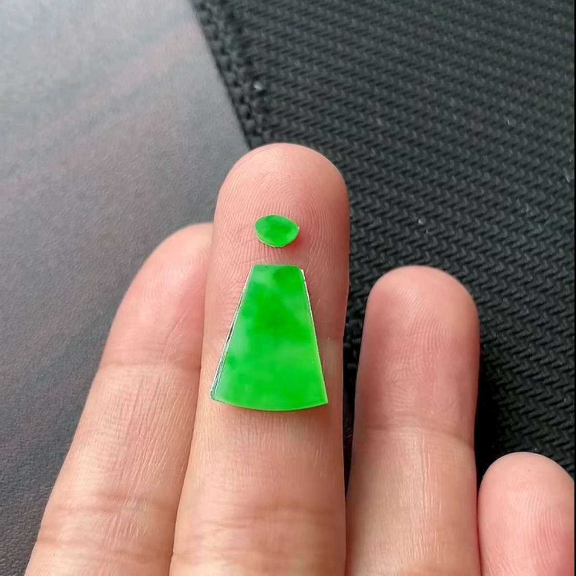 缅甸天然翡翠A货冰种阳绿戒面一套