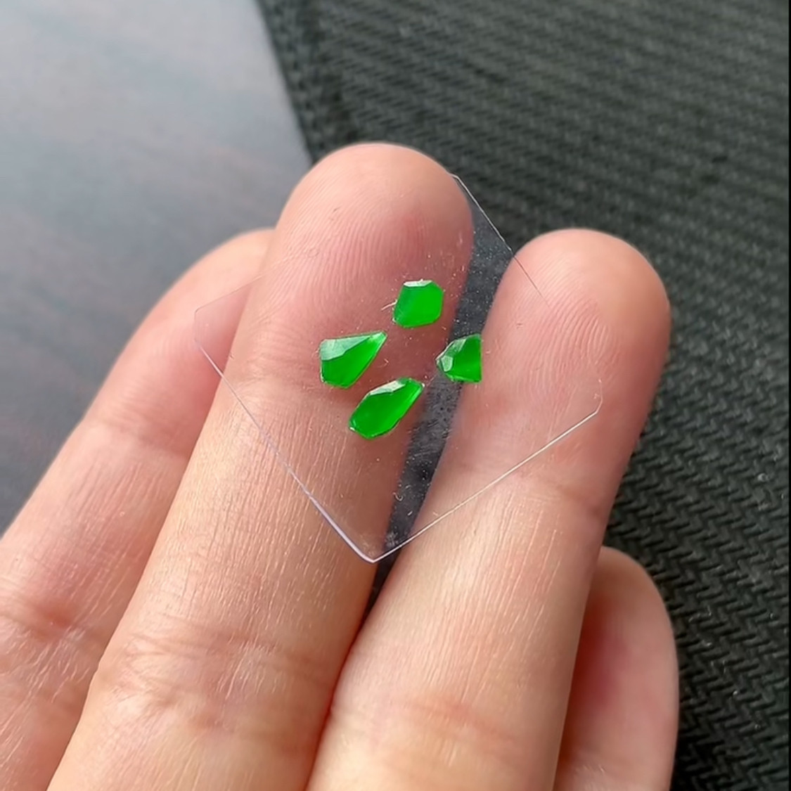 缅甸天然翡翠A货冰种辣阳绿异形随形戒面裸石一对