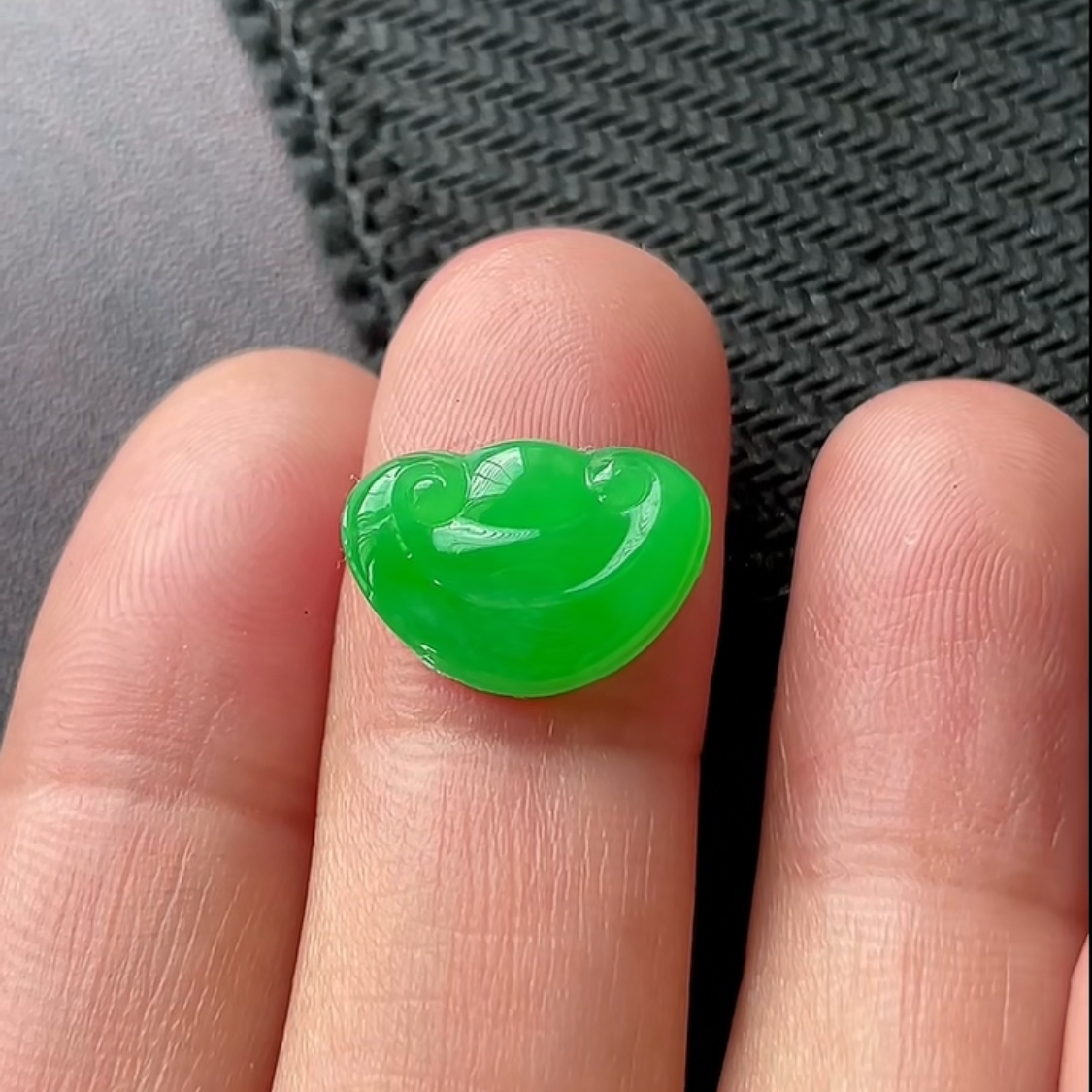 蓝蓝缅甸天然翡翠A货冰润阳绿如意头裸石