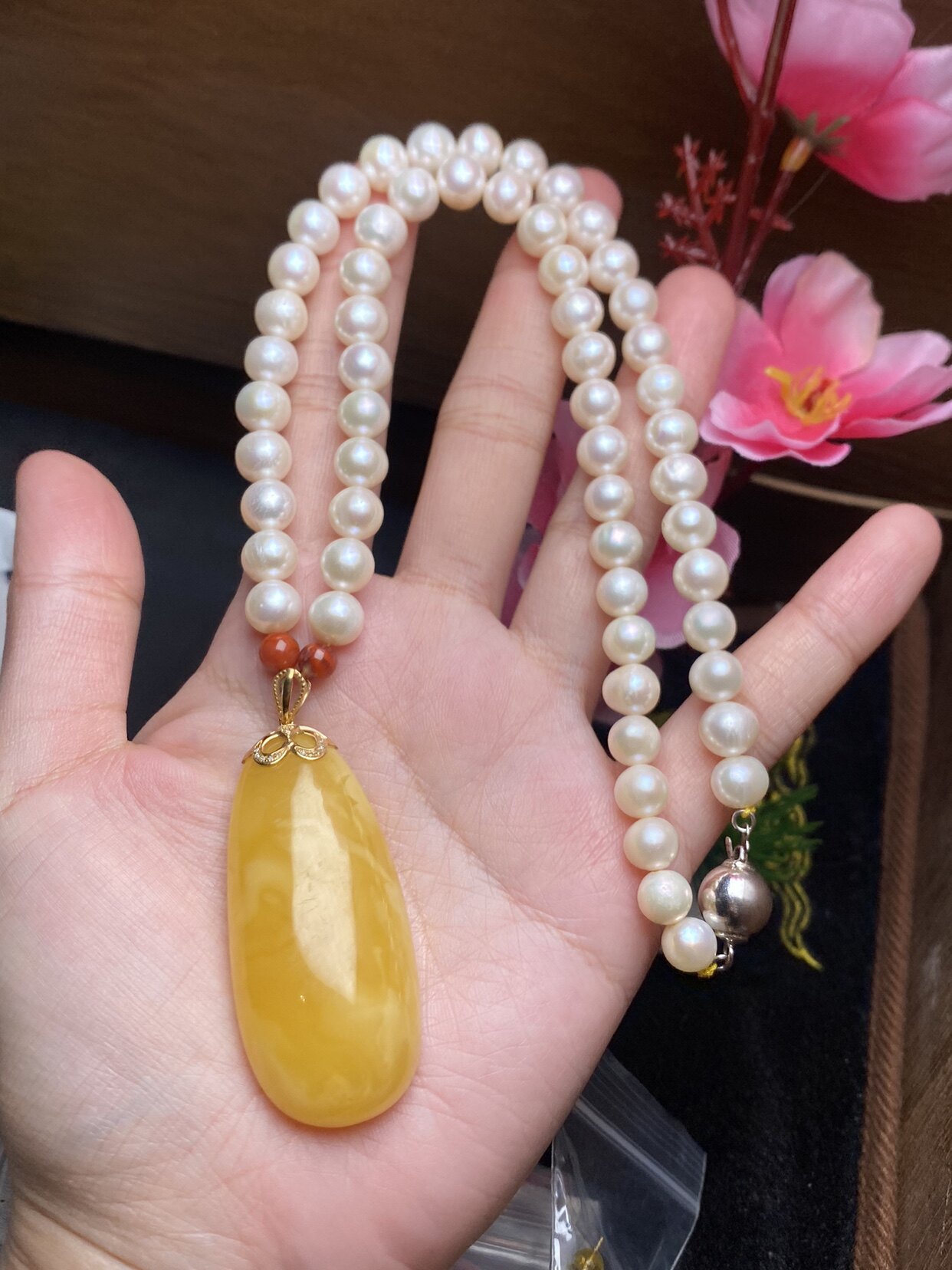 18K金镶嵌纯天然蜜蜡水滴吊坠搭配天然珍珠8M项链 靓丽优雅 保真