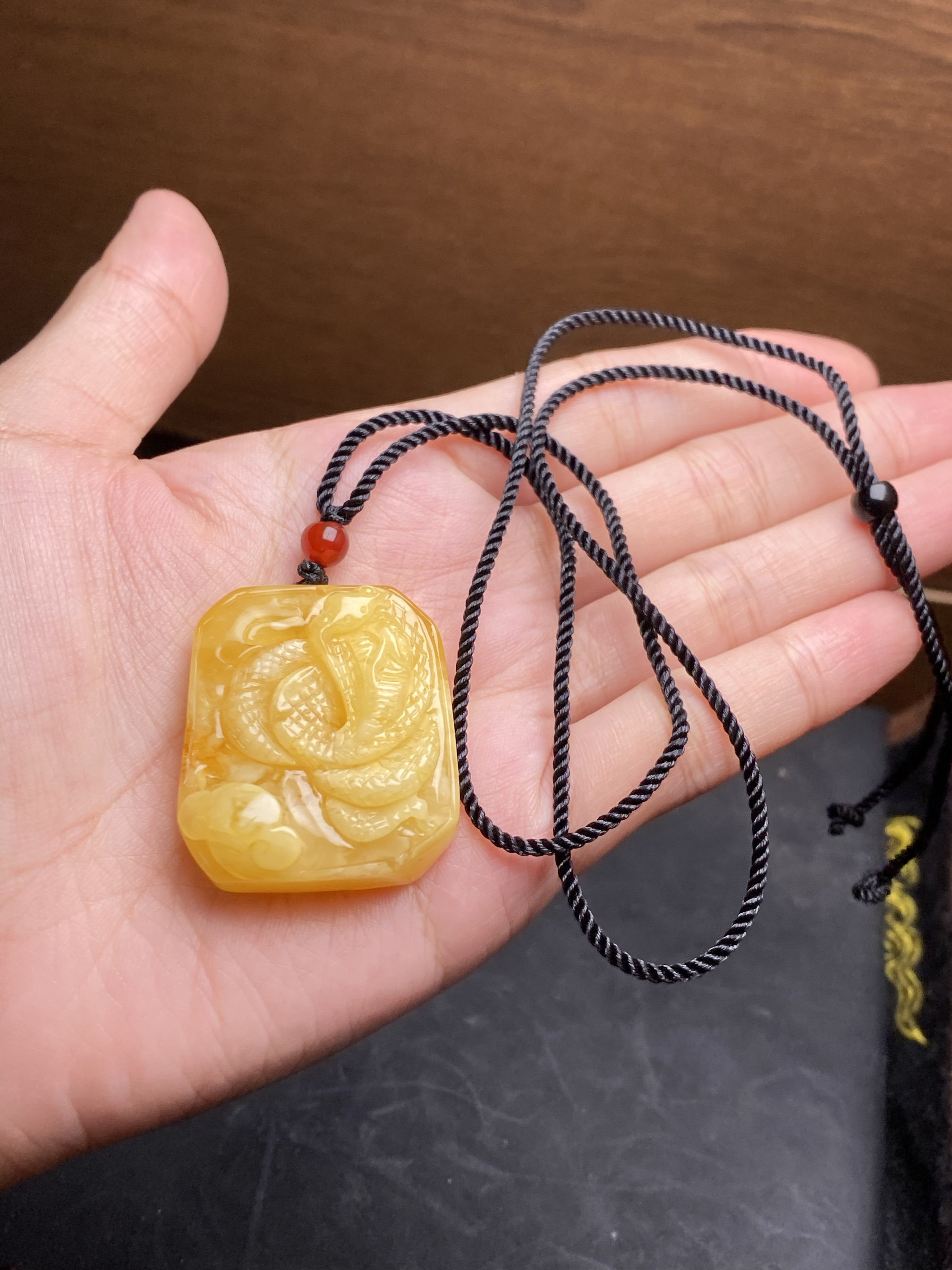 纯天然蜜蜡雕刻蛇吊坠 俄料鸡油黄高品质波罗的海蜜蜡吊坠 保真