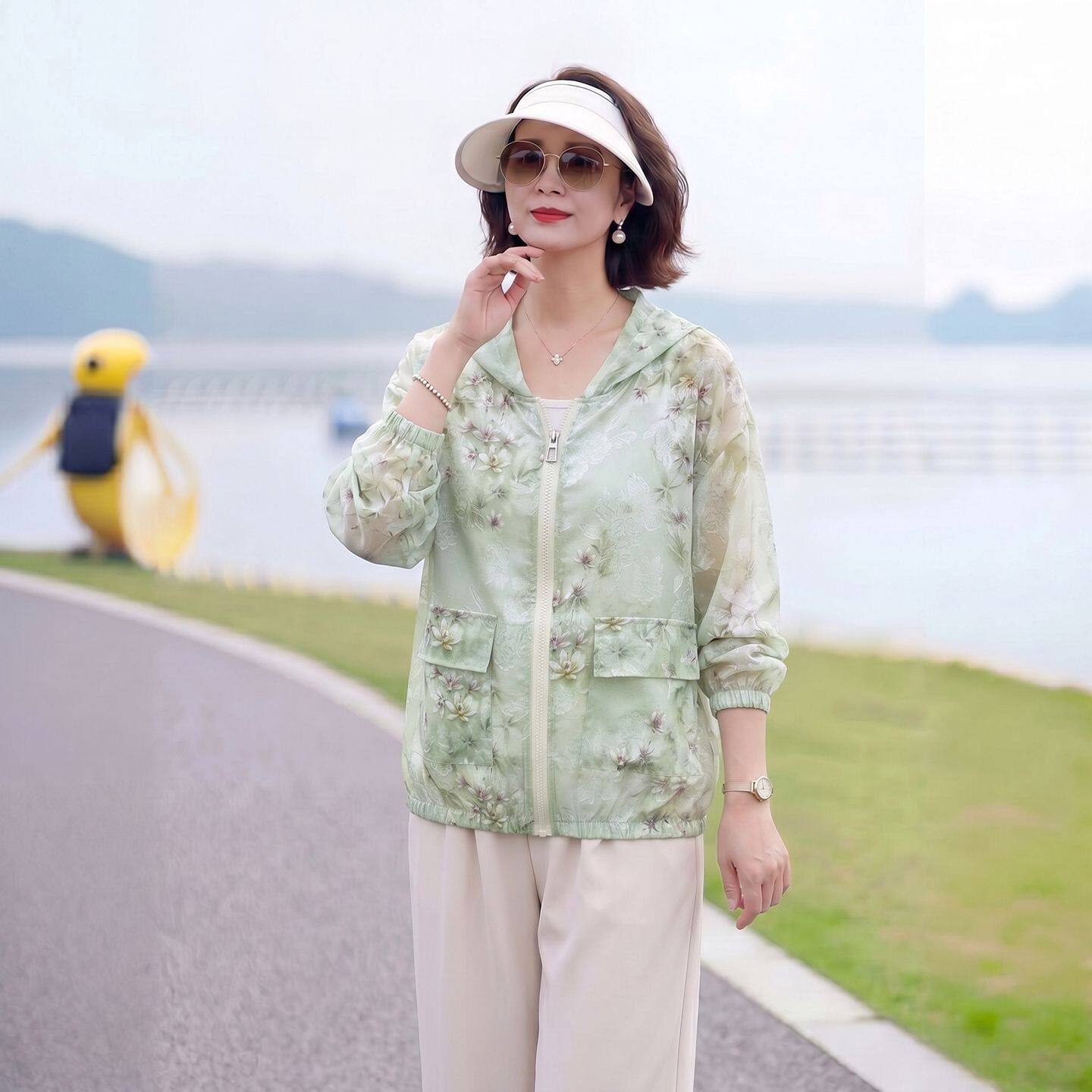 雪中飞2026年春夏新款中老年女士防晒外套连帽印花拉链薄款妈妈装
