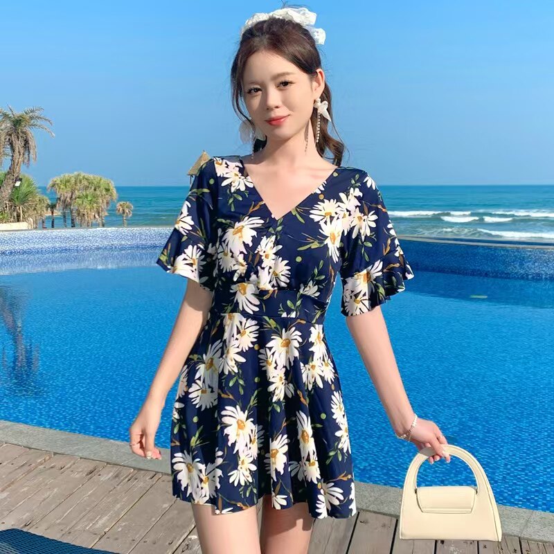 夏泳衣女款2025新款分体两件套裙式保守遮肚显瘦女士大码泳装套装