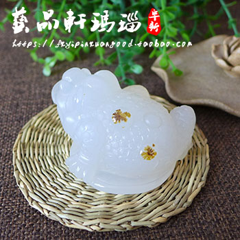 正品纯天然玛瑙 俏色雕刻 原色白玉髓金蟾手把件/把玩 新品包邮