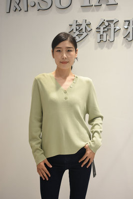 专柜新品时尚舒适弹力针织上衣