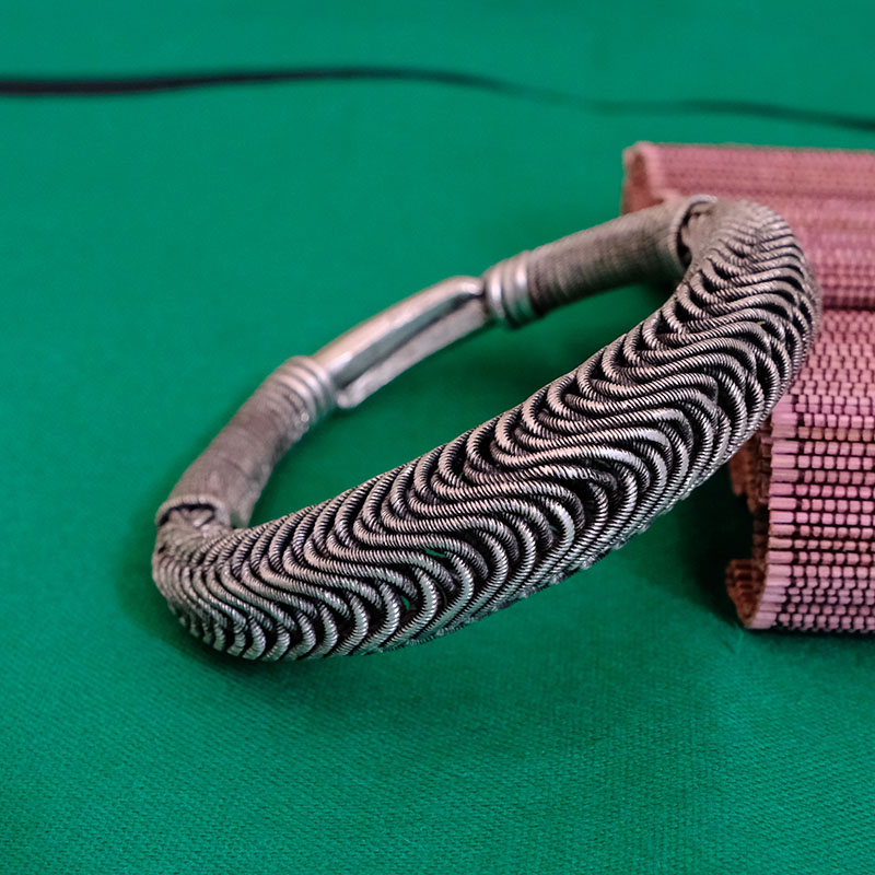 苗银手镯民族风复古手工镂空大气夸张个性手环铸旧工艺拍摄道具