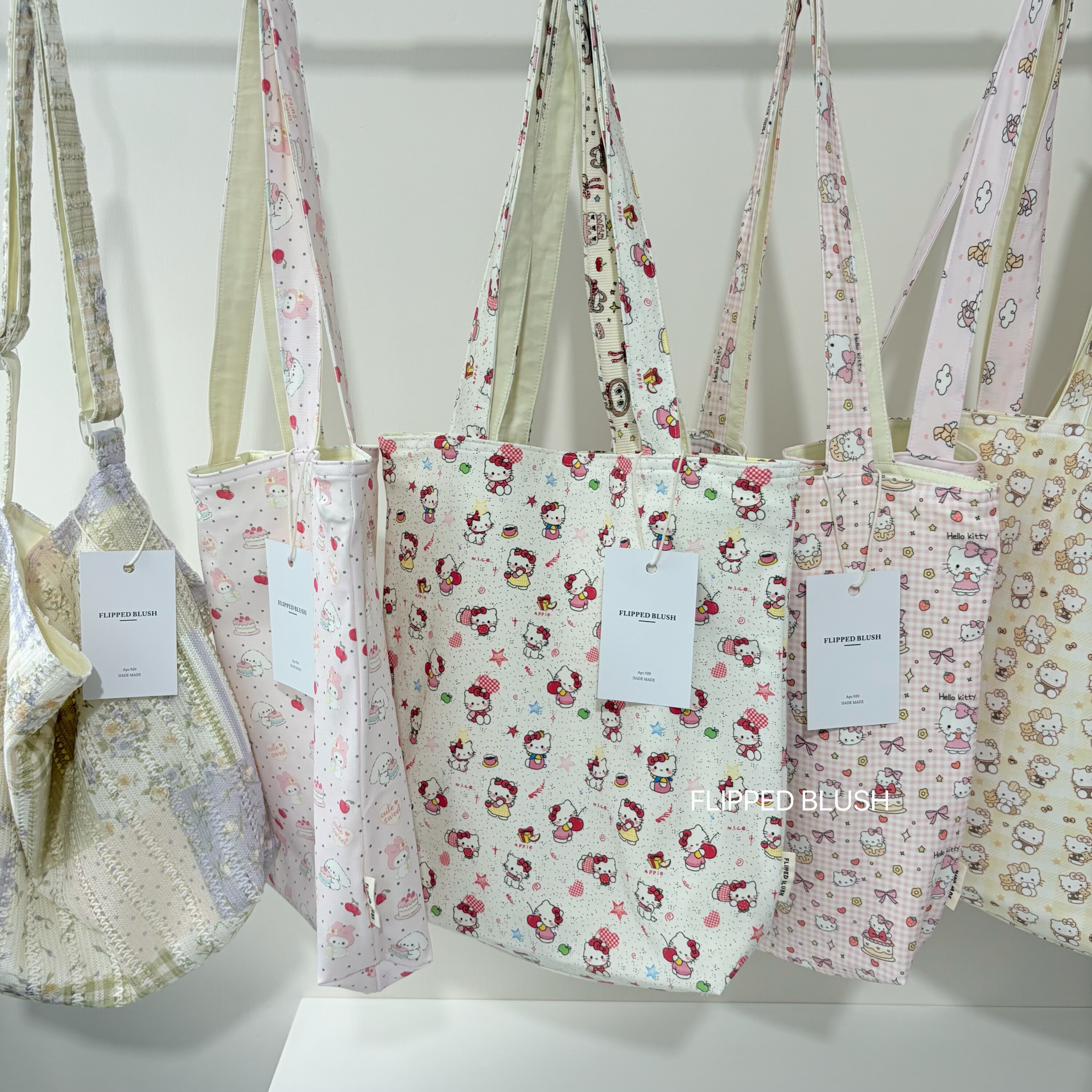 406限时优惠超可爱软糯草莓樱桃kitty美乐蒂粉粉镂空蕾丝拼布花包