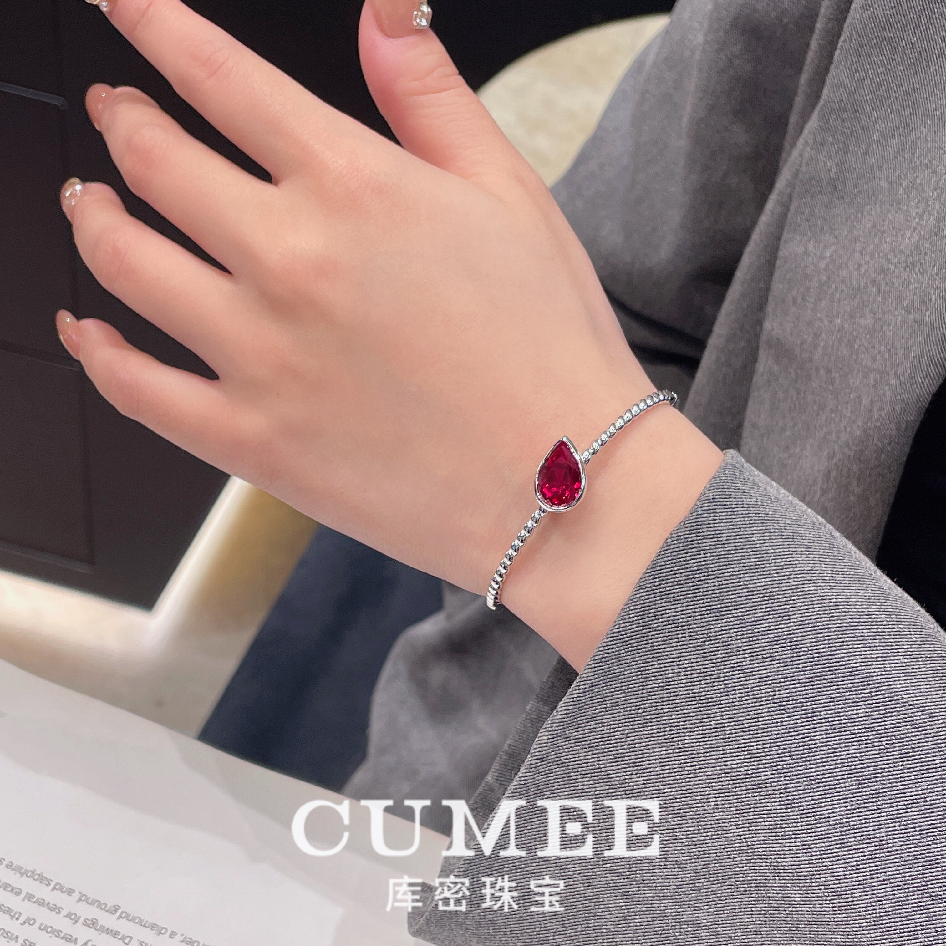 CUMEE 极简风 麻花设计镶嵌手镯人工合成红蓝色宝石.银镀金 11.7g