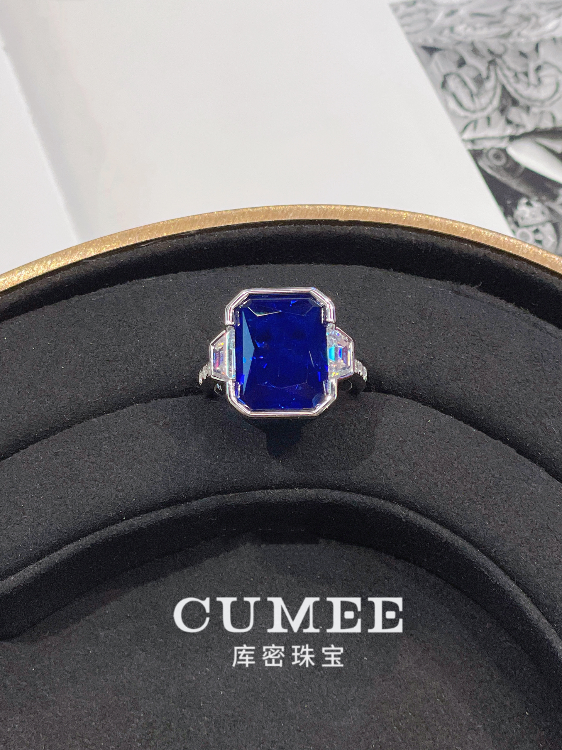 大克拉霸气T方切割10卡男款培育合成蓝宝石戒指.银镀金