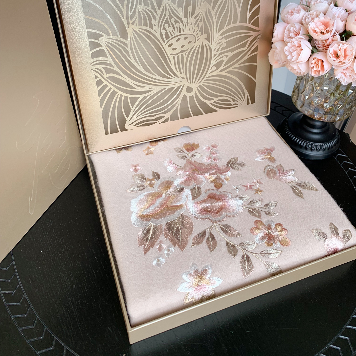 纯羊毛刺绣围巾蜜香花海披肩冬季生日礼物新年礼物送妈妈婆婆礼盒