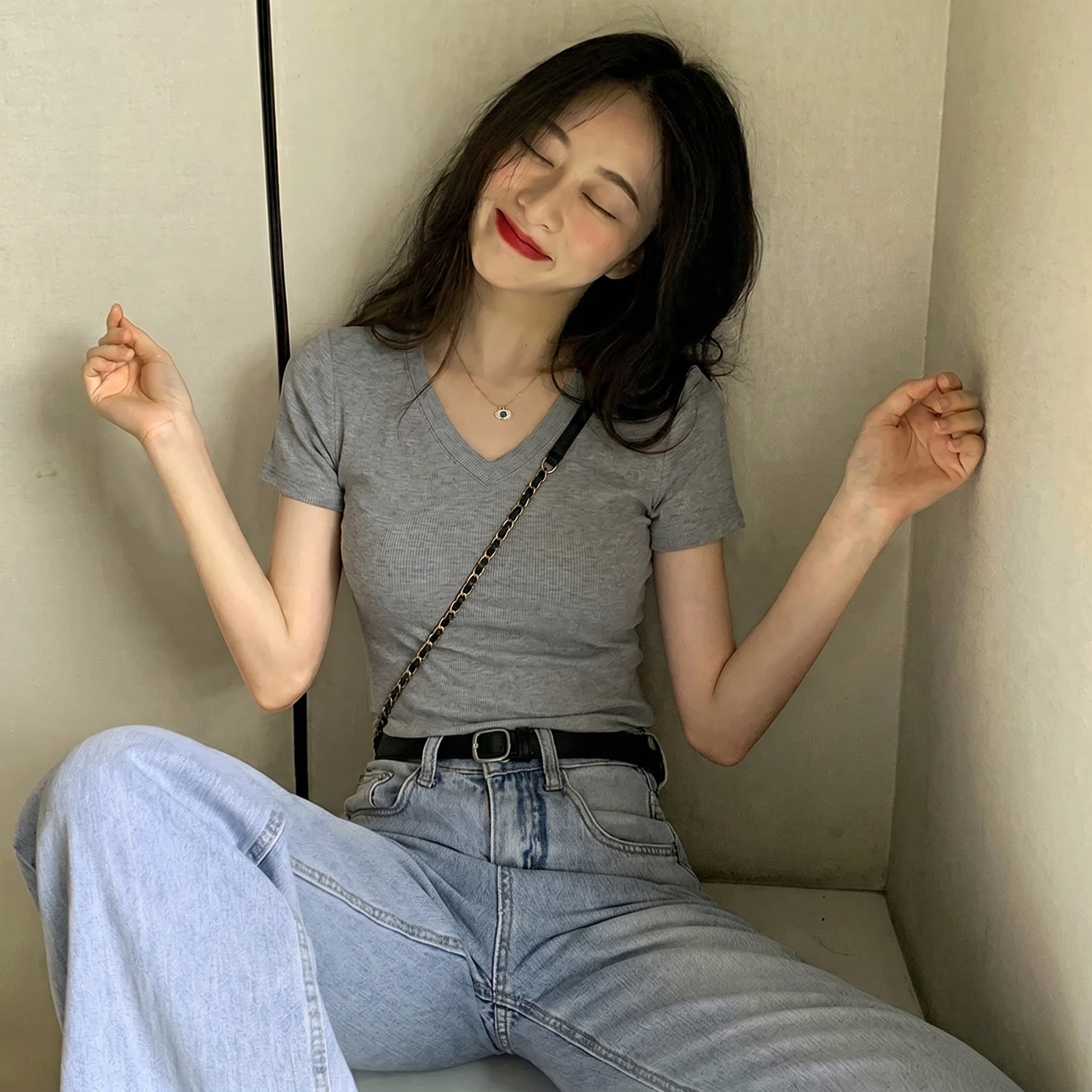 灰色正肩V领短袖t恤女夏季2026新款螺纹针织修身显瘦紧身气质上衣