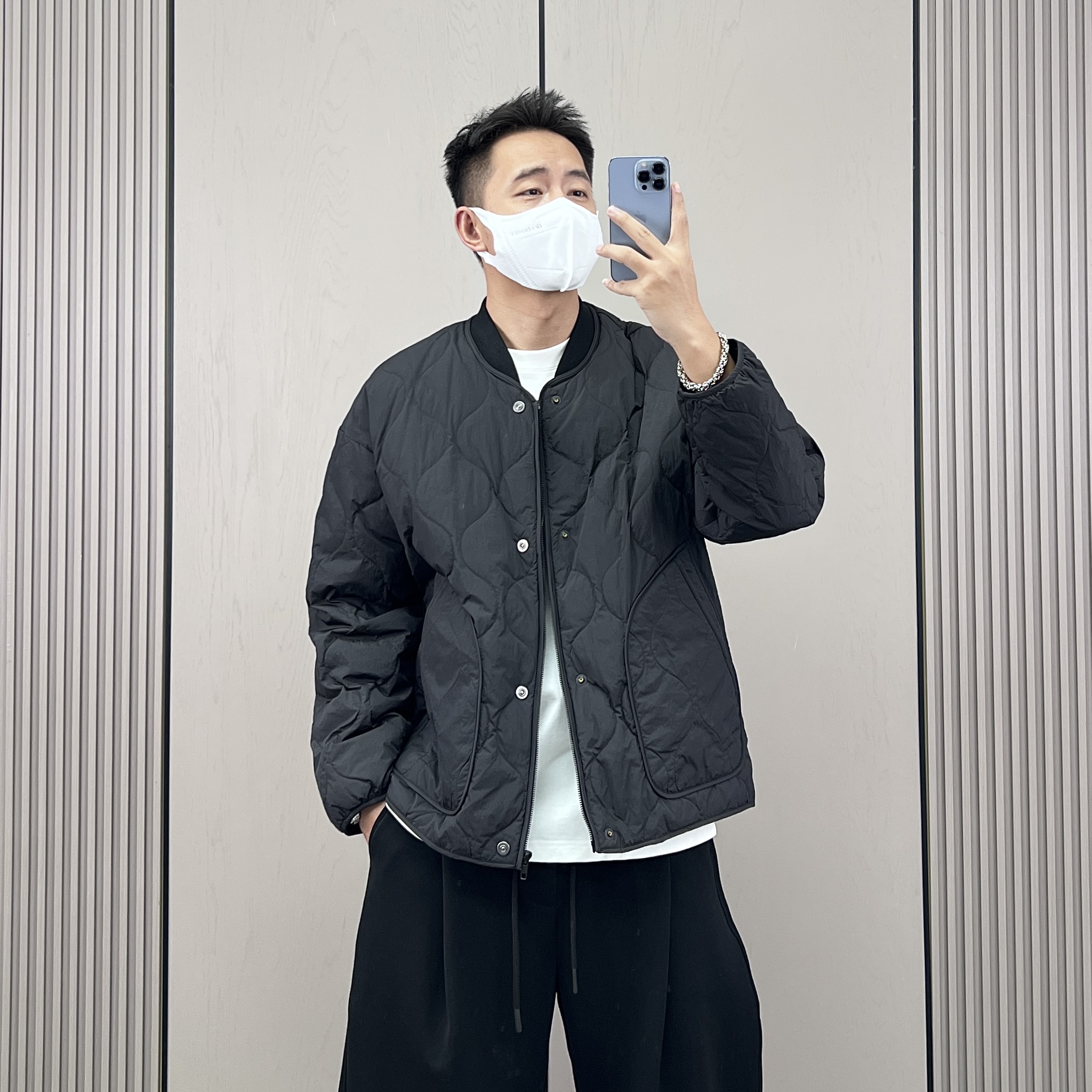 日系复古V领轻薄款羽绒服男