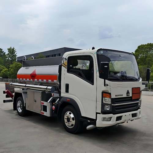 小型重汽豪沃汽油柴油运油车5吨加油车外贸液体罐油罐车价格