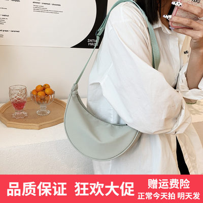 斜挎包女生夏季小包包日系休闲单肩包简约潮牌肩包学生尼龙饺子包