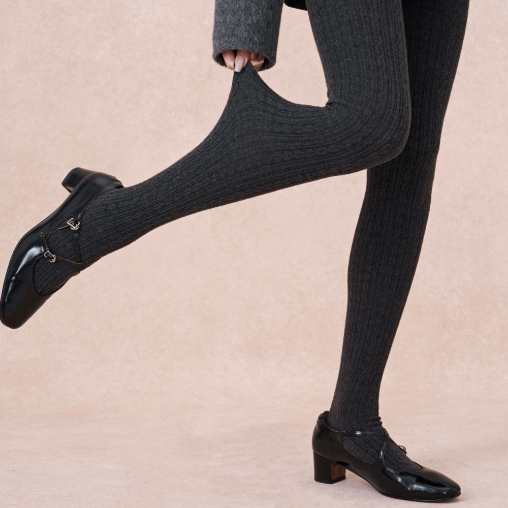 不可思一间羊毛麻花带脚型打底袜