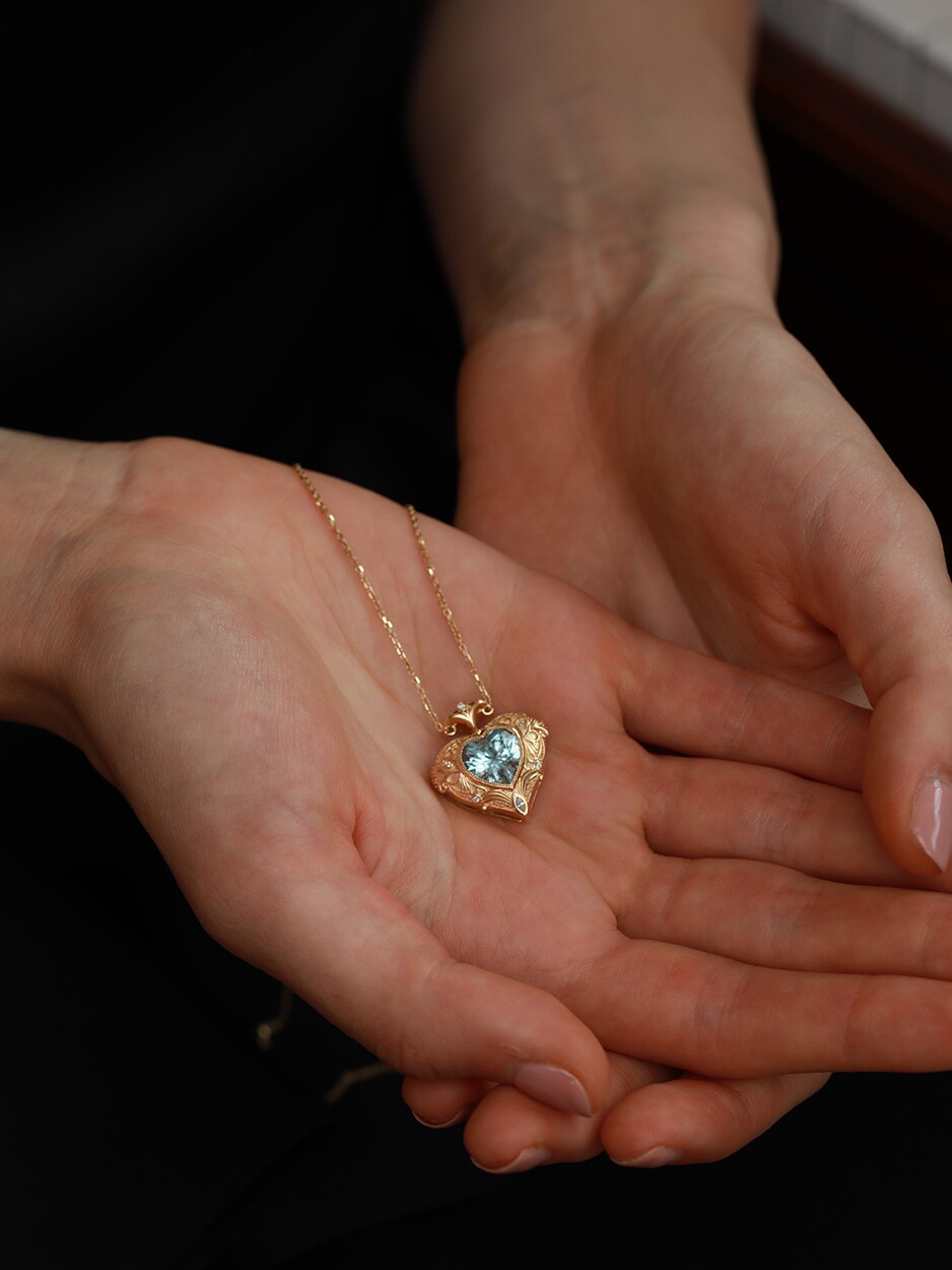 Elegant 18K Gold Natural Aquamarine Heart Pendant - Product image 3