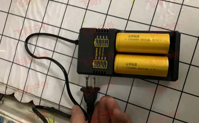 3.7v-4.2V充电器锂电池双槽强光手电18650 26650