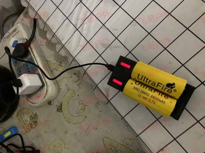 26650锂电池智能USB充电器3.7V/4.2V 18650强光手电筒